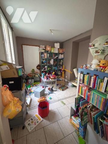 A VENDRE sur la commune d'ESSOYES (Aube), idéal investissement locatif, une maison mitoyenne d'...