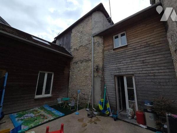 A VENDRE sur la commune d'ESSOYES (Aube), idéal investissement locatif, une maison mitoyenne d'...