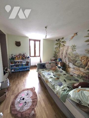 A VENDRE sur la commune d'ESSOYES (Aube), idéal investissement locatif, une maison mitoyenne d'...