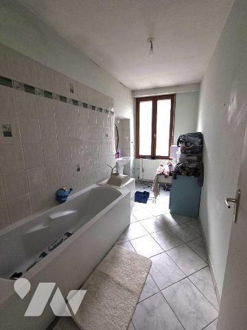A VENDRE sur la commune d'ESSOYES (Aube), idéal investissement locatif, une maison mitoyenne d'...