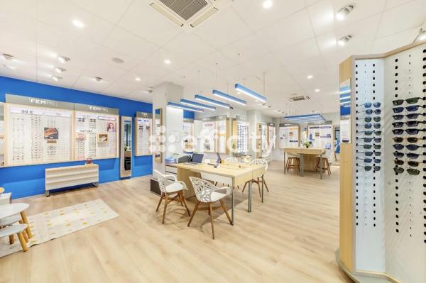 Local Commercial
        
        - 84 m² 57 800 € *