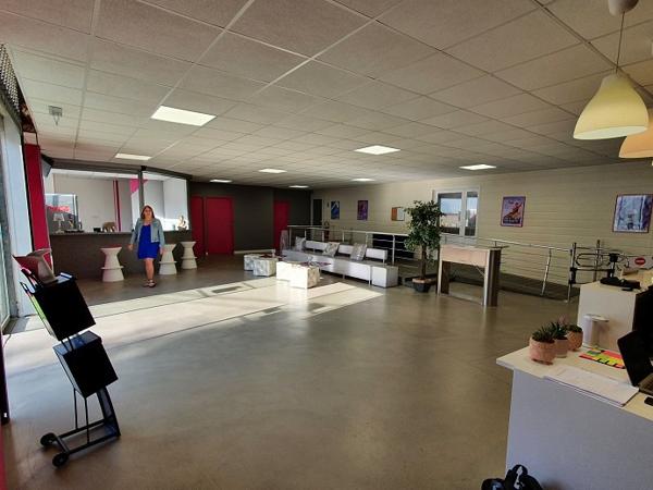 Local Commercial 30 pièces - 2000 m²