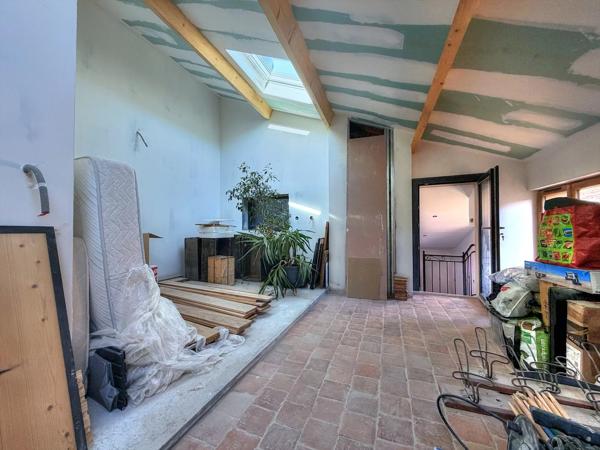 Grande maison de village rénovée avec fort potentiel – Centre d’Aups