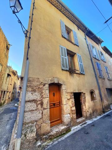 Grande maison de village rénovée avec fort potentiel – Centre d’Aups