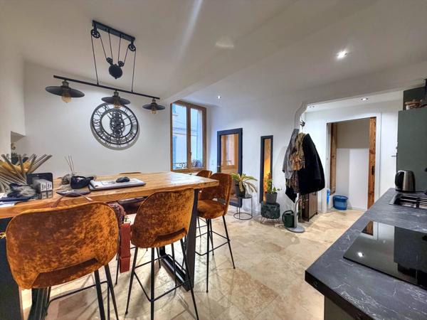 Grande maison de village rénovée avec fort potentiel – Centre d’Aups