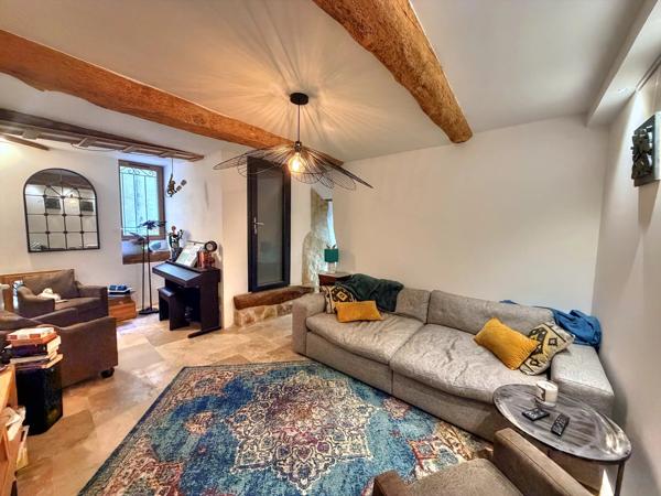 Grande maison de village rénovée avec fort potentiel – Centre d’Aups