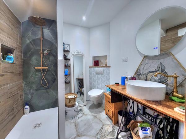 Grande maison de village rénovée avec fort potentiel – Centre d’Aups