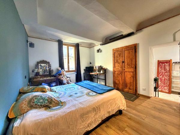 Grande maison de village rénovée avec fort potentiel – Centre d’Aups