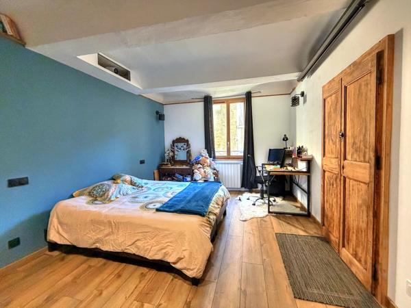 Grande maison de village rénovée avec fort potentiel – Centre d’Aups