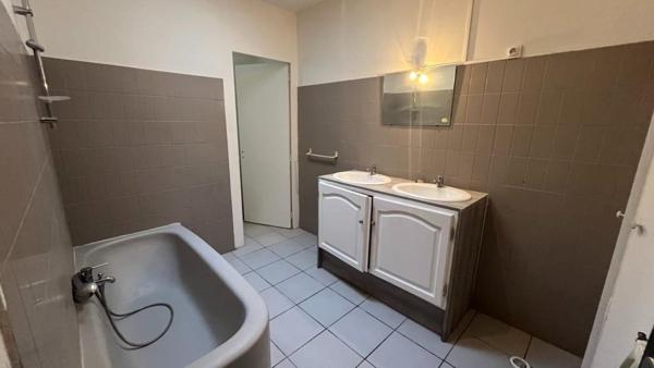 4-5 chambres, jardin et garage.