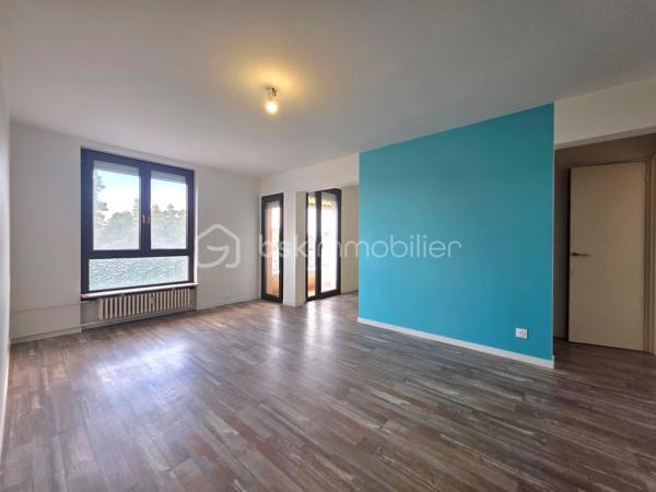 Vous recherchez un appartement lumineux, fonctionnel et prêt à accueillir ses nouveaux propriétaires ? Cet appartement T5 entièrement rénové saura vous séduire par ses beaux volumes et ses finitions soignées

Dès l’entrée, découvrez une spacieuse pièce de vie baignée de lumière, offrant un agréable espace salon/salle à manger avec un accès direct au balcon, idéal pour profiter des beaux jours.

La cuisine indépendante, aménagée et équipée, dispose d’un bel espace de rangement et d’un coin repas.

L’espace nuit se compose de trois chambres.

Vous profiterez également d’une salle de bains moderne avec baignoire ainsi que de WC séparés.

Un garage individuel et une cave complètent l'appartement.

À visiter sans tarder !