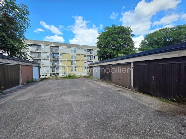Vous recherchez un appartement lumineux, fonctionnel et prêt à accueillir ses nouveaux propriétaires ? Cet appartement T5 entièrement rénové saura vous séduire par ses beaux volumes et ses finitions soignées

Dès l’entrée, découvrez une spacieuse pièce de vie baignée de lumière, offrant un agréable espace salon/salle à manger avec un accès direct au balcon, idéal pour profiter des beaux jours.

La cuisine indépendante, aménagée et équipée, dispose d’un bel espace de rangement et d’un coin repas.

L’espace nuit se compose de trois chambres.

Vous profiterez également d’une salle de bains moderne avec baignoire ainsi que de WC séparés.

Un garage individuel et une cave complètent l'appartement.

À visiter sans tarder !