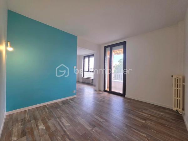 Vous recherchez un appartement lumineux, fonctionnel et prêt à accueillir ses nouveaux propriétaires ? Cet appartement T5 entièrement rénové saura vous séduire par ses beaux volumes et ses finitions soignées

Dès l’entrée, découvrez une spacieuse pièce de vie baignée de lumière, offrant un agréable espace salon/salle à manger avec un accès direct au balcon, idéal pour profiter des beaux jours.

La cuisine indépendante, aménagée et équipée, dispose d’un bel espace de rangement et d’un coin repas.

L’espace nuit se compose de trois chambres.

Vous profiterez également d’une salle de bains moderne avec baignoire ainsi que de WC séparés.

Un garage individuel et une cave complètent l'appartement.

À visiter sans tarder !