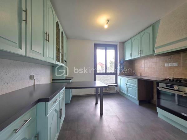 Vous recherchez un appartement lumineux, fonctionnel et prêt à accueillir ses nouveaux propriétaires ? Cet appartement T5 entièrement rénové saura vous séduire par ses beaux volumes et ses finitions soignées

Dès l’entrée, découvrez une spacieuse pièce de vie baignée de lumière, offrant un agréable espace salon/salle à manger avec un accès direct au balcon, idéal pour profiter des beaux jours.

La cuisine indépendante, aménagée et équipée, dispose d’un bel espace de rangement et d’un coin repas.

L’espace nuit se compose de trois chambres.

Vous profiterez également d’une salle de bains moderne avec baignoire ainsi que de WC séparés.

Un garage individuel et une cave complètent l'appartement.

À visiter sans tarder !