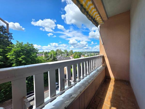 Vous recherchez un appartement lumineux, fonctionnel et prêt à accueillir ses nouveaux propriétaires ? Cet appartement T5 entièrement rénové saura vous séduire par ses beaux volumes et ses finitions soignées

Dès l’entrée, découvrez une spacieuse pièce de vie baignée de lumière, offrant un agréable espace salon/salle à manger avec un accès direct au balcon, idéal pour profiter des beaux jours.

La cuisine indépendante, aménagée et équipée, dispose d’un bel espace de rangement et d’un coin repas.

L’espace nuit se compose de trois chambres.

Vous profiterez également d’une salle de bains moderne avec baignoire ainsi que de WC séparés.

Un garage individuel et une cave complètent l'appartement.

À visiter sans tarder !