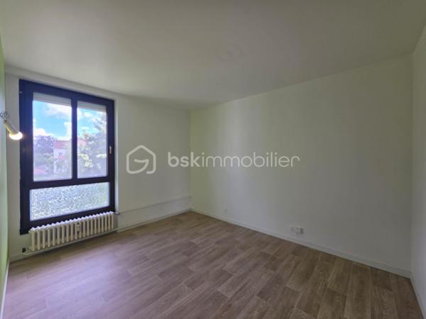 Vous recherchez un appartement lumineux, fonctionnel et prêt à accueillir ses nouveaux propriétaires ? Cet appartement T5 entièrement rénové saura vous séduire par ses beaux volumes et ses finitions soignées

Dès l’entrée, découvrez une spacieuse pièce de vie baignée de lumière, offrant un agréable espace salon/salle à manger avec un accès direct au balcon, idéal pour profiter des beaux jours.

La cuisine indépendante, aménagée et équipée, dispose d’un bel espace de rangement et d’un coin repas.

L’espace nuit se compose de trois chambres.

Vous profiterez également d’une salle de bains moderne avec baignoire ainsi que de WC séparés.

Un garage individuel et une cave complètent l'appartement.

À visiter sans tarder !