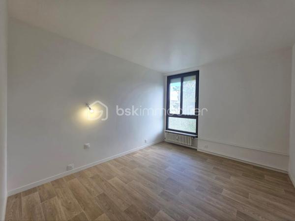 Vous recherchez un appartement lumineux, fonctionnel et prêt à accueillir ses nouveaux propriétaires ? Cet appartement T5 entièrement rénové saura vous séduire par ses beaux volumes et ses finitions soignées

Dès l’entrée, découvrez une spacieuse pièce de vie baignée de lumière, offrant un agréable espace salon/salle à manger avec un accès direct au balcon, idéal pour profiter des beaux jours.

La cuisine indépendante, aménagée et équipée, dispose d’un bel espace de rangement et d’un coin repas.

L’espace nuit se compose de trois chambres.

Vous profiterez également d’une salle de bains moderne avec baignoire ainsi que de WC séparés.

Un garage individuel et une cave complètent l'appartement.

À visiter sans tarder !