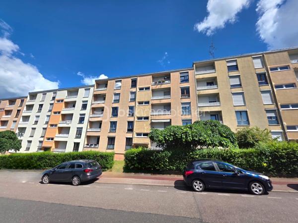 Vous recherchez un appartement lumineux, fonctionnel et prêt à accueillir ses nouveaux propriétaires ? Cet appartement T5 entièrement rénové saura vous séduire par ses beaux volumes et ses finitions soignées

Dès l’entrée, découvrez une spacieuse pièce de vie baignée de lumière, offrant un agréable espace salon/salle à manger avec un accès direct au balcon, idéal pour profiter des beaux jours.

La cuisine indépendante, aménagée et équipée, dispose d’un bel espace de rangement et d’un coin repas.

L’espace nuit se compose de trois chambres.

Vous profiterez également d’une salle de bains moderne avec baignoire ainsi que de WC séparés.

Un garage individuel et une cave complètent l'appartement.

À visiter sans tarder !