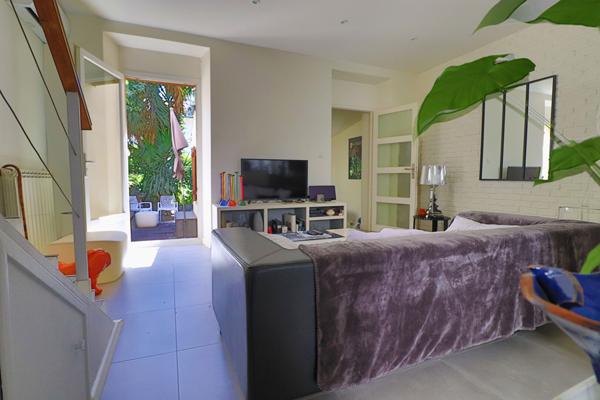 A vendre 13010 MARSEILLE JOLIE MAISON  entre la Capelette et la Timone  2 CHAMBRES TERRASSE  LUMINEUSE