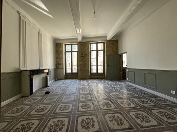 Sommières (30250) Sommières, Hyper centre, T4 RÉNOVÉ ENTIEREMENT en duplex dans immeuble bourgeois, parking, avec jardin privé