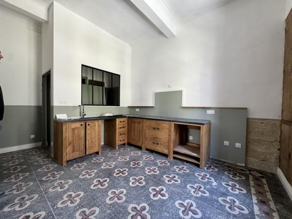 Sommières (30250) Sommières, Hyper centre, T4 RÉNOVÉ ENTIEREMENT en duplex dans immeuble bourgeois, parking, avec jardin privé