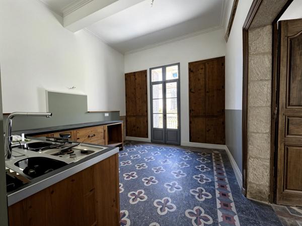 Sommières (30250) Sommières, Hyper centre, T4 RÉNOVÉ ENTIEREMENT en duplex dans immeuble bourgeois, parking, avec jardin privé