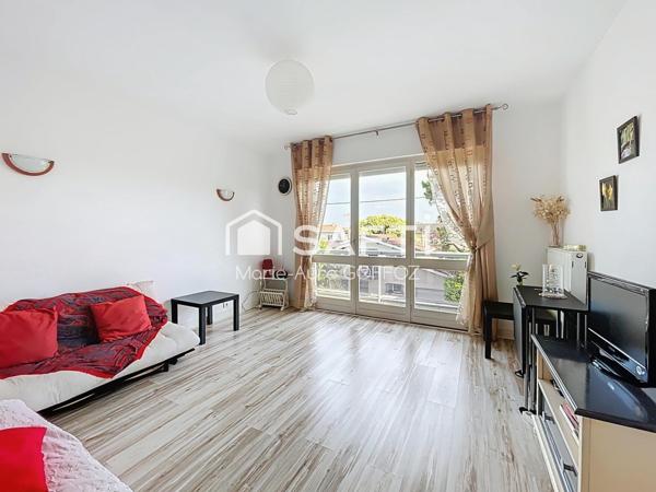 Vaste studio avec cuisine séparée et balcon, proche tram !