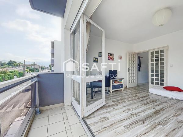 Vaste studio avec cuisine séparée et balcon, proche tram !