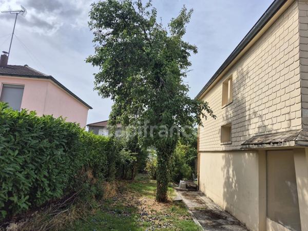 Une maison chaleureuse avec jardin arboré, proche de toutes les commodités !