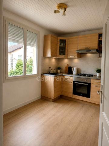 Une maison chaleureuse avec jardin arboré, proche de toutes les commodités !