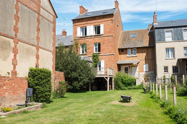 MAISON FAMILLIALE COEUR DE BOURG AVEC BATIMENT