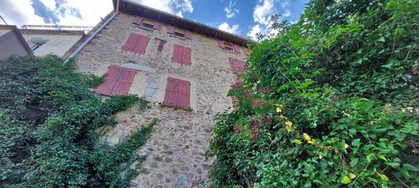 Saint-Laurent-de-Cerdans (66260) Maison de Village et immeuble de Rapport