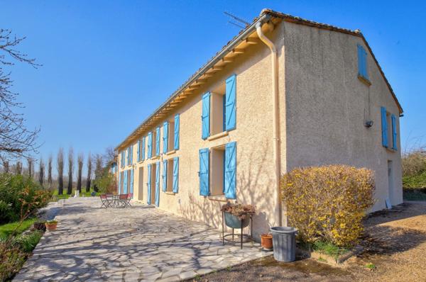 Propriété offrant 248 m² habitables sur une parcelle de 6 280 m², avec piscine et deux dépendances