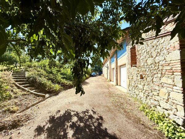 Propriété offrant 248 m² habitables sur une parcelle de 6 280 m², avec piscine et deux dépendances