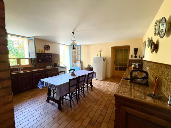 Propriété offrant 248 m² habitables sur une parcelle de 6 280 m², avec piscine et deux dépendances