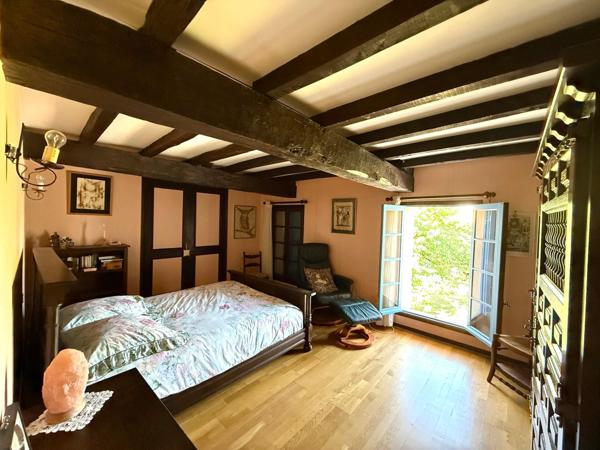 Propriété offrant 248 m² habitables sur une parcelle de 6 280 m², avec piscine et deux dépendances