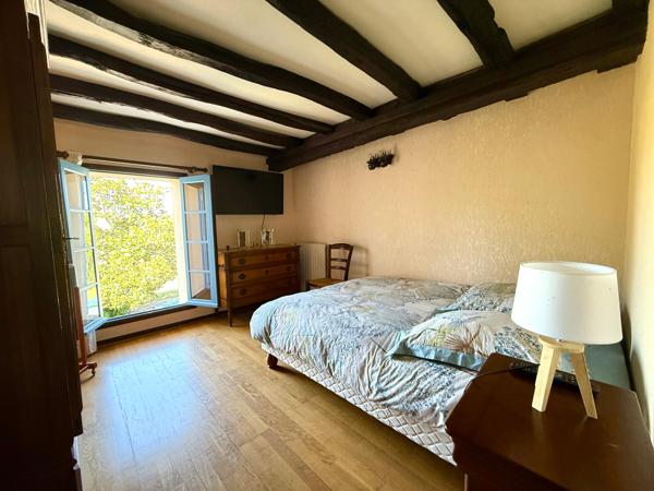 Propriété offrant 248 m² habitables sur une parcelle de 6 280 m², avec piscine et deux dépendances