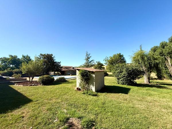 Propriété offrant 248 m² habitables sur une parcelle de 6 280 m², avec piscine et deux dépendances