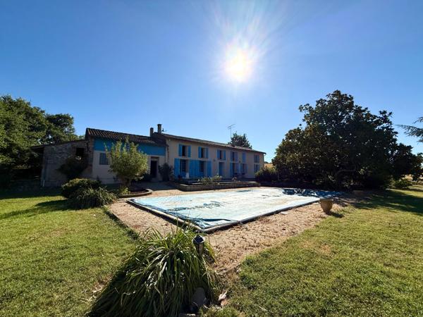 Propriété offrant 248 m² habitables sur une parcelle de 6 280 m², avec piscine et deux dépendances