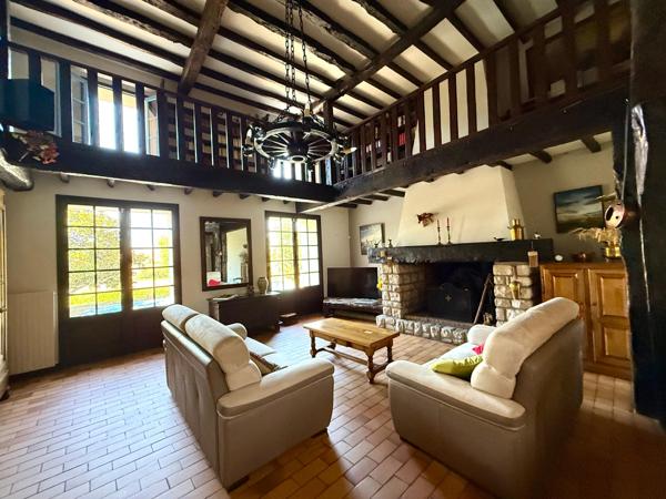 Propriété offrant 248 m² habitables sur une parcelle de 6 280 m², avec piscine et deux dépendances