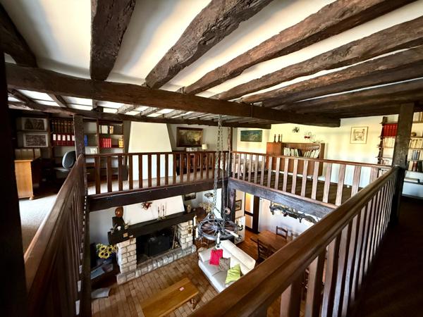 Propriété offrant 248 m² habitables sur une parcelle de 6 280 m², avec piscine et deux dépendances