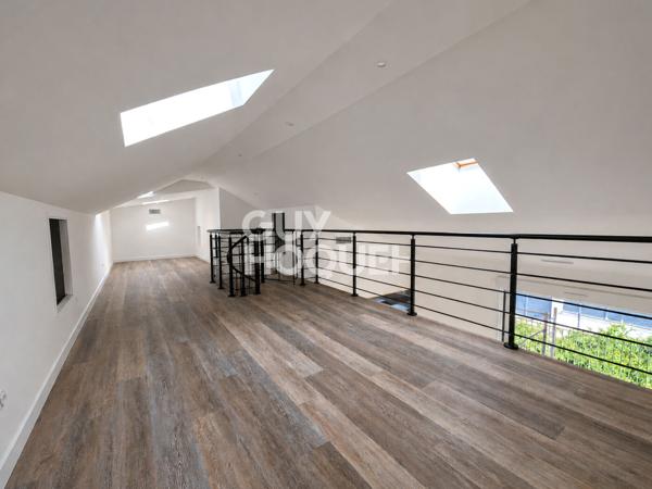Villa constituée de trois appartements, piscine et garage.