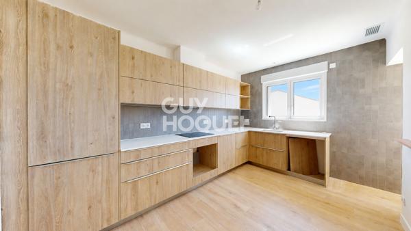 Villa constituée de trois appartements, piscine et garage.