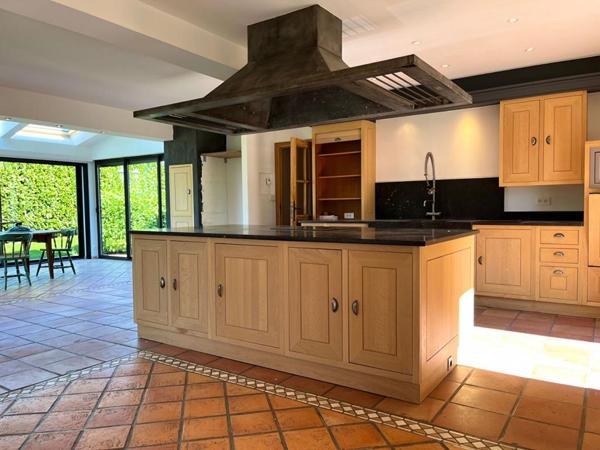 Maison  de caractère de 335 m2, terrain 1400m² + Garages