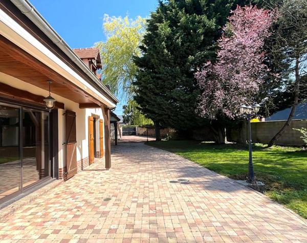 Maison  de caractère de 335 m2, terrain 1400m² + Garages