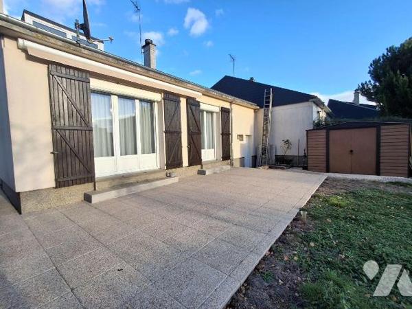 Maison comprenant :
- au rez-de-chaussée : salon, salle à manger,  couloir desservant cuisine ...