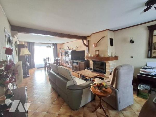 Maison comprenant :
- au rez-de-chaussée : salon, salle à manger,  couloir desservant cuisine ...