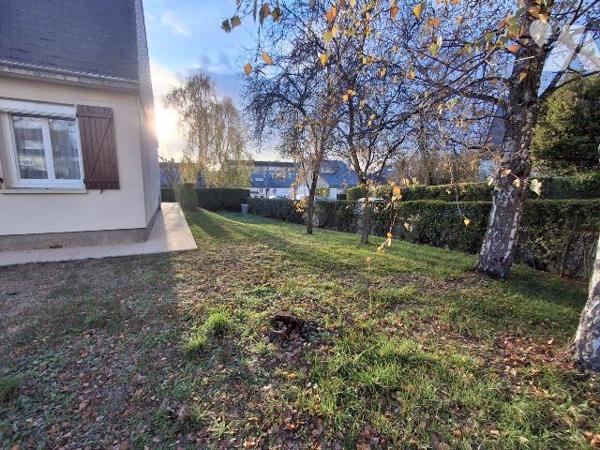 Maison comprenant :
- au rez-de-chaussée : salon, salle à manger,  couloir desservant cuisine ...