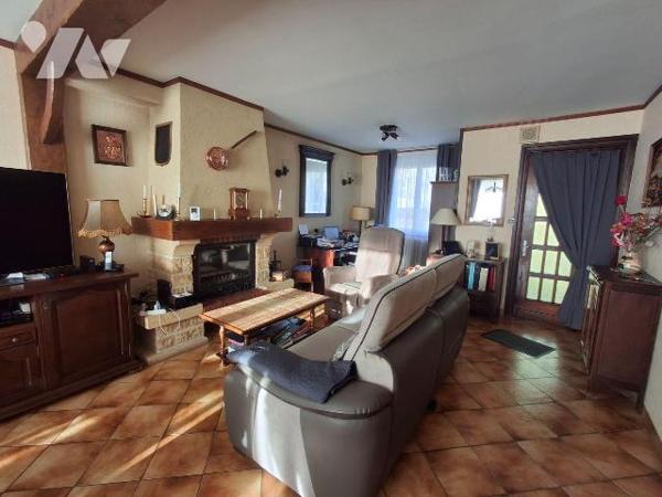 Maison comprenant :
- au rez-de-chaussée : salon, salle à manger,  couloir desservant cuisine ...