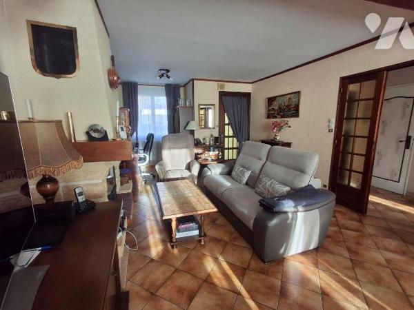 Maison comprenant :
- au rez-de-chaussée : salon, salle à manger,  couloir desservant cuisine ...